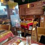 アイキッチン - 店内　ここは結構人気店のようで混んでました。隙間を見計らってパシャ( •̀ㅁ•́;)