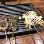 Kushiikka - 豚肉と海苔の梅肉　でんでん太鼓みたいでしょ？（笑）隣は焼きそばですが正体不明。