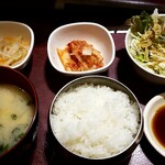 韓国料理 豚肉専門店 福ブタ屋 - ナムル、キムチ、サラダ、味噌汁、ごはん、焼肉のタレ