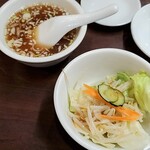 中華大新 - チャーハンのスープとサラダ