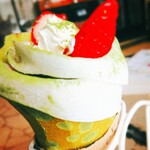クレープアンドカフェ ヴァーチュ - もっちり求肥と苺の宇治抹茶クレープ+求肥を別角度から。2枚重なっております！