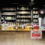 お酒の美術館 京都三条烏丸レトロパブ - ◎1,300種類のお酒が置かれている。希少なウイスキーやブランデーもいっぱいある。