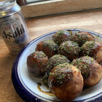 蛸家 - 料理写真:たこ焼き ソース味と缶ビール
