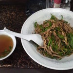 新華苑 - 肉とピーマンの糸切り丼