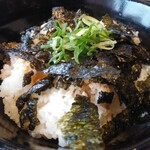 yakinikujuujuukarubi - 牛カルビ焼肉丼シングル649円税込の丼ぶり