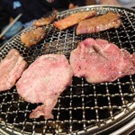 山形黒毛和牛 米沢牛焼肉 仔虎 - 追加注文した、牛タンとカルビ♪タンサイコーに美味しい♪