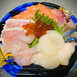 長田鮮魚店 - 海鮮丼 1,500円（甘エビ、ホタテ、サーモン、メヌキ、メヌキ炙り、シメサバ、自家製イクラ）