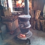 赤いうちわ - だるまストーブです