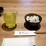 瓦.Tokyo 神田Y-STYLE - お茶、萩のわかめごはん