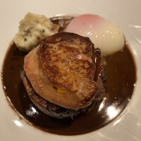 レグリエ - ホロホロ鶏の赤ワイン煮込み、フォアグラのポワレ、トリュフ入りのマッシュポテト、温玉、赤ワインのソース