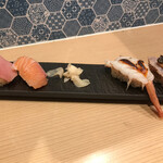 Sushi Sake Sakana Sugitama - 厳選２貫、炙り海老雲丹ソース、鮪ロッシーニ風、各３２９円。お寿司は、正直、今ひとつです。。回転寿司屋さんの方が良いと思います。。。