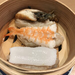 Sushi Sake Sakana Sugitama - シュウマイ三種盛り４３９円。鰻、海老、イカの盛り合わせです。上にそれぞれの具が乗せてありますが、シュウマイは同じものです。それなりには美味しかったです(^｡^)