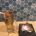 Sushi Sake Sakana Sugitama - 烏龍茶、刺身盛り合わせ、各３２９円。お刺身は、鰤、鯛、赤身、〆鯖です。どのタネも美味しく、考えられない価格設定だと感じました