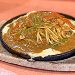 パスタ・デ・ココ - 料理写真:鉄板 自慢のカレーミート☆