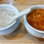 北京ダック専門店 北京カォヤーテン - 左が蟹とフカヒレのスープ　右が酸辣湯スープ