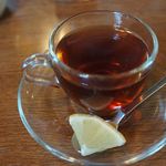 ア・ガルトン・クラブ - ランチに付く紅茶。昔からちょと苦目。レモンでさっぱりいただきます。