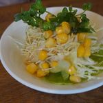 ア・ガルトン・クラブ - オムライスに付くミニサラダ。