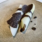レストラン オオツ - ロワール産の白アスパラガス 仏産の黒トリュフとそのソース