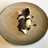 レストラン オオツ - ロワール産の白アスパラガス 仏産の黒トリュフとそのソース