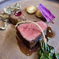 レストラン オオツ - 和牛ランプのロースト 堀川ごぼうとビーツのピュレ ほうれん草