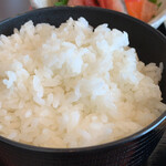 우오가시 쇼고로우 - 밥의 양이 푸짐한데 리필이 자유롭습니다.