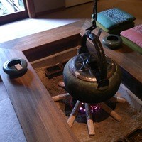 料理旅館・天ぷら吉川 - 入口の囲炉裏です。