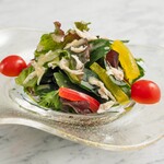 Tsukuba Akane chicken and berry leaf crystal salad