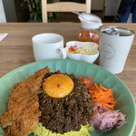 乙カレー - 牛肉のキーマカレー+ランチタイムセット（サラダ、スープ、ドリンク）
