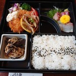 どん家 - 日替わり弁当 刺身&肉系&揚げ物が少しずつ入っているのでオススメです