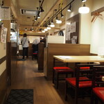 ニューすしセンター - 店内（ロの字型にテーブル席が配置）