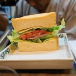 もつ焼 まるい - 2013.1 仔牛サンドイッチ（500円）製作中の断面、これで半分の量です