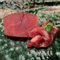 鮨西光 - 左戸井の103kgの赤身と右網走であがった　ミンククジラの頬肉