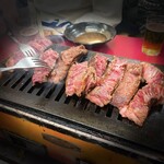 きみや - 焼けてくるとフォークでカッティング