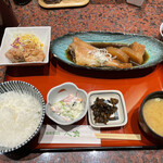 Naniwa Robata Hakkaku Dainago Yabiru Dinguten - 日替わり煮魚定食900円の選べるおかずは唐揚げ。
