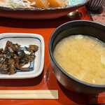 Naniwa Robata Hakkaku Dainago Yabiru Dinguten - 味噌汁に漬物。