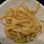 楓家 - 小鉢のもやしサラダのアップ