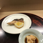 赤坂 菊乃井 - 昼懐石１３３１０円。塩鰤酒焼き。鰤の旨味が凝縮された塩鰤です。血合、皮目の部分と身を大口開けてパクリといただくと、旨味と脂で幸せな味わいです（╹◡╹）（╹◡╹）
