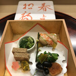 赤坂 菊乃井 - 昼懐石１３３１０円。八寸。花山葵、手綱寿司など。花山葵のお浸しや菜種辛子和えなどの素朴なものが、凄く美味しいのが、こちらを気に入っている理由の一つです（╹◡╹）（╹◡╹）