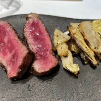 HAGI - 経産牛のサーロインと白菜の薪焼き