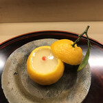 赤坂 菊乃井 - 昼懐石１３３１０円。三宝柑雲子豆腐。豆乳と雲子を合わせたものを三宝柑に詰めて蒸しあげたものです。雲子の臭みを器が消して、旨味の塊です（╹◡╹）（╹◡╹）