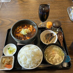 わ楽 - 麻婆豆腐と餃子2個定食　R4.2.14