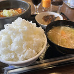 わ楽 - ご飯(大盛) とお味噌汁