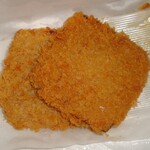 丸重商店 - 揚げ物もここは有名！これはハムカツ。100円しないのが申し訳ない感じ…でも旨い！！