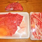 丸重商店 - 牛肉（焼き肉用）と豚バラ肉。あっという間に完食！！
