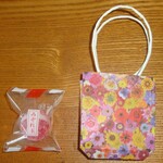丸重商店 - 手作りの紙バッグとキャンディがサービス。なんかほのぼのします♬
