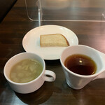 168388448 - スープ、パン、紅茶