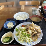 下出羽 内山屋 - 今日の定食　いつも通り、野菜が新鮮でボリュームがあります。