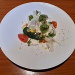トモ クローバー 大久保食堂 - イカと塩トマトと菜花の前菜