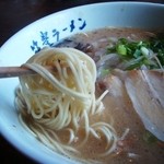 Yamagoya - 麺はストレート細麺！いい仕事したらいいラーメンぞん！頑張れ西条店！気持ちを引き締めろい