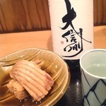 誠 - 「カスべの煮付け」と日本酒「大信州」
      スキットした飲み口の日本酒で頂く煮付けは、この季節にピッタリです。
      やっぱり北海道は美味しい。